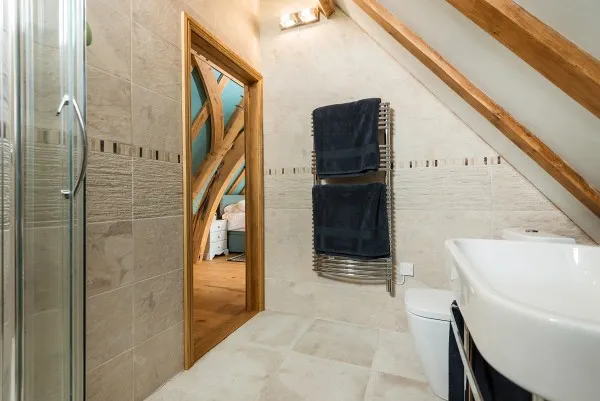 Orpington Room Luxury En-suite Bathroom alternative view